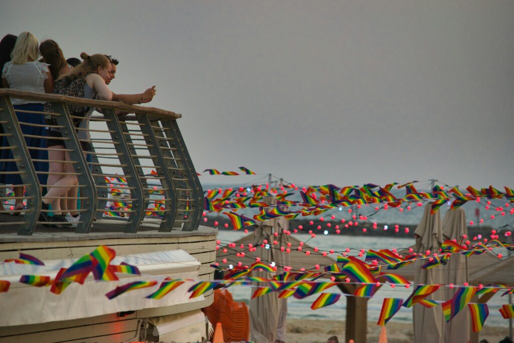 Tel Aviv Strand mit LGBTQ+ Fähnchen